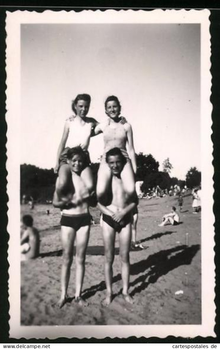 Fotografie Bademode, Burschen Tragen Mädchen Huckepack über Den Strand  - Otros & Sin Clasificación