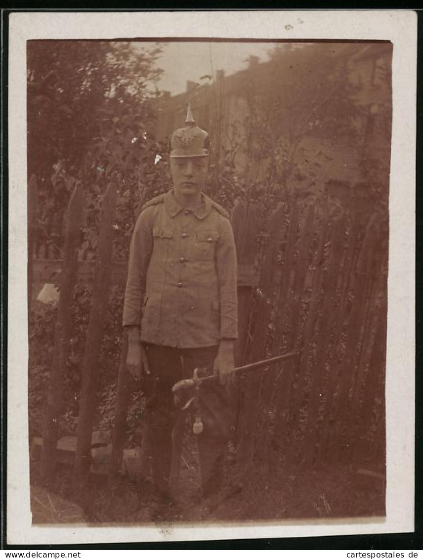 Fotografie 1.WK, Knabe In Uniform Mit Pickelhaube & Bajonett  - Guerra, Militares