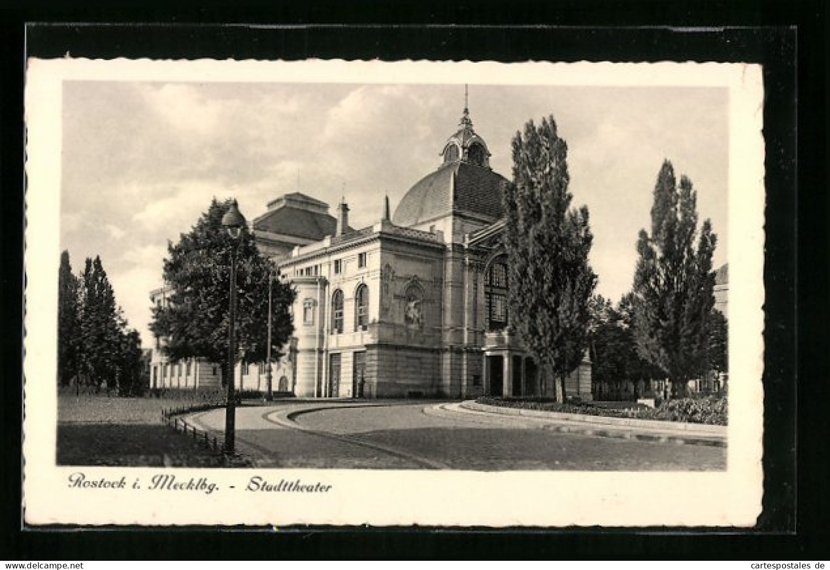 AK Rostock /Meckl., Stadttheater Mit Strasse  - Teatro