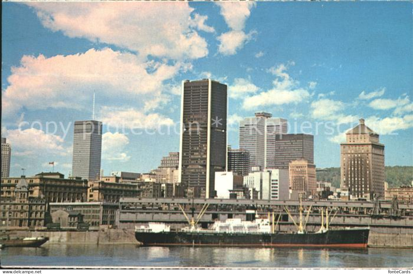 72278828 Montreal Quebec Skyline Downtown Quartier Des Affaires Frachtschiff Mon - Non Classés