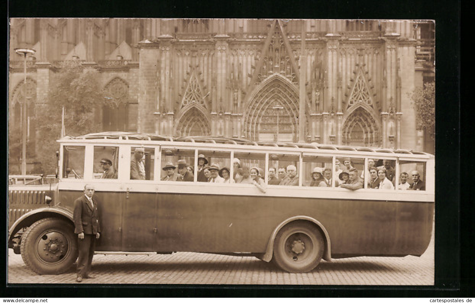 AK Autobus Vor Einer Kathedrale  - Busse & Reisebusse