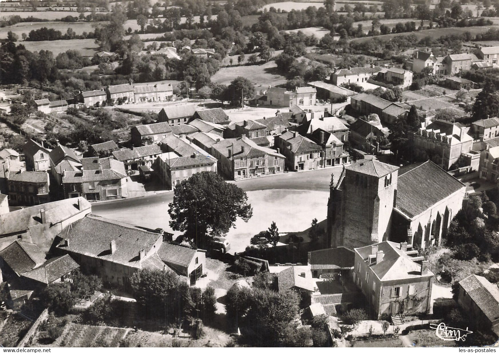 79  MONCOUTANT L EGLISE ET LA PLACE CENTRALE - Moncoutant