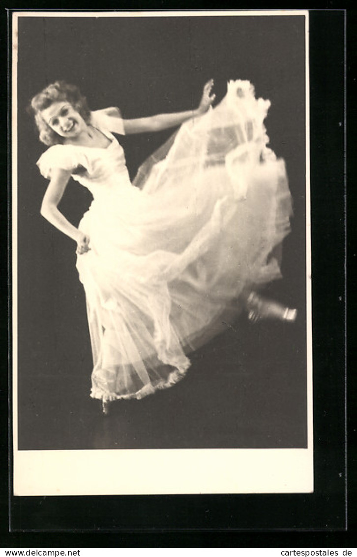 Foto-AK Junge Frau Im Weissen Kleid Tanzt  - Danse