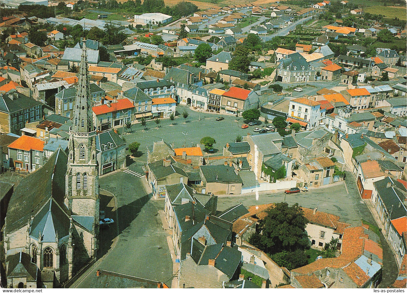 86 MIREBEAU EGLISE NOTRE DAME ET LE CENTRE - Mirebeau