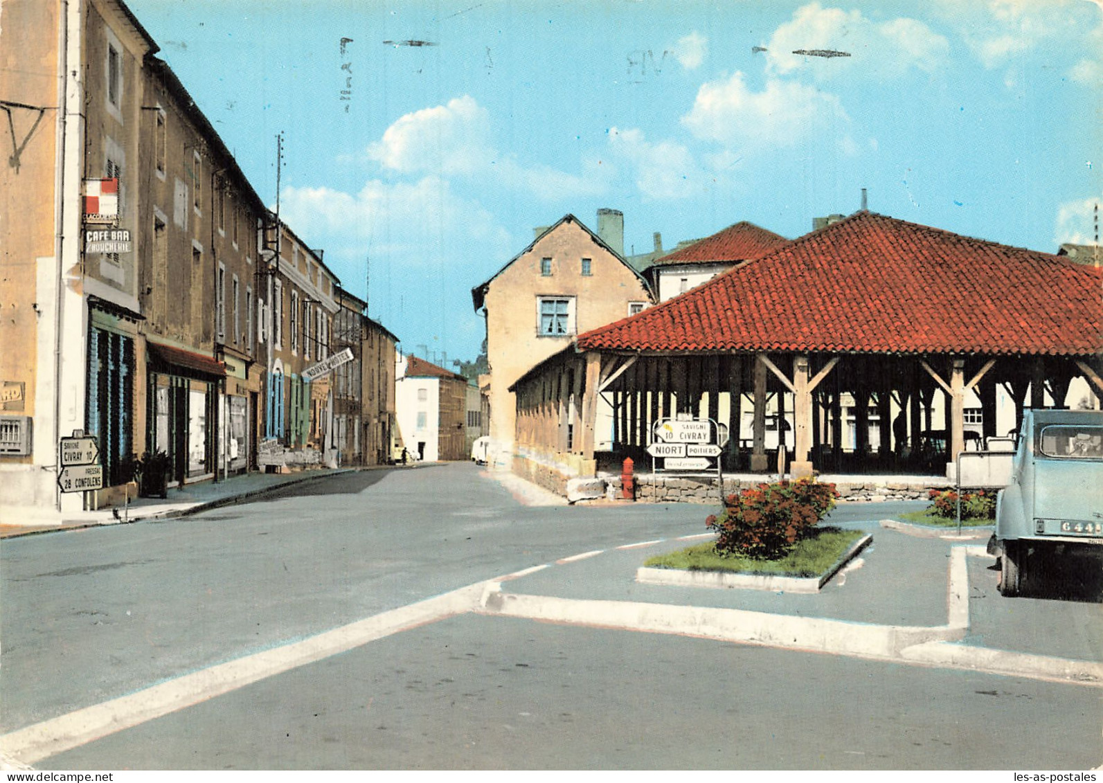 86 CHARROUX LA PLACE DES HALLES - Charroux