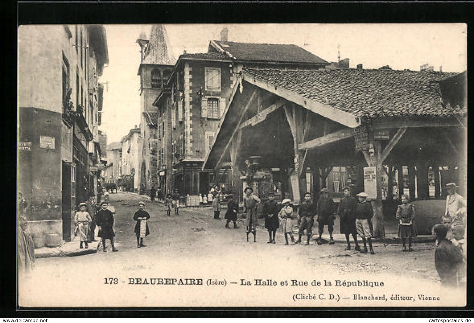 CPA Beaurepaire, La Halle Et Rue De La République  - Beaurepaire