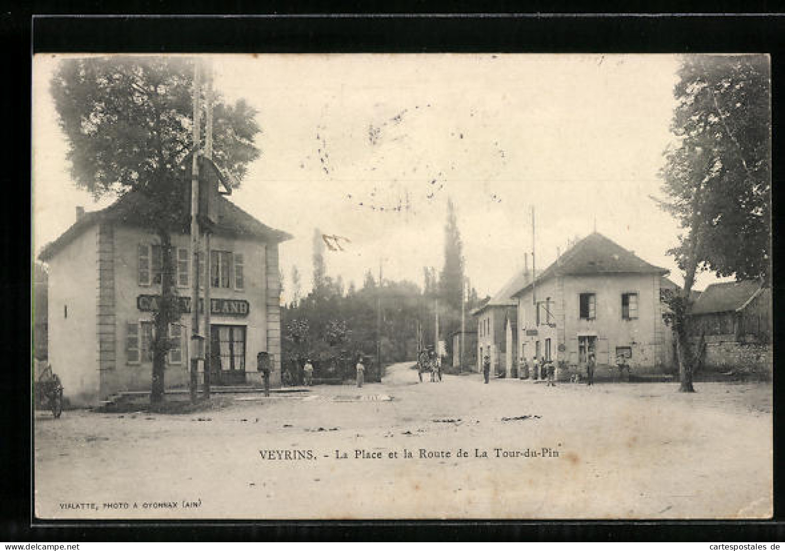 CPA Veyrins, La Place Et La Route De La Tour-du-Pin  - La Tour-du-Pin