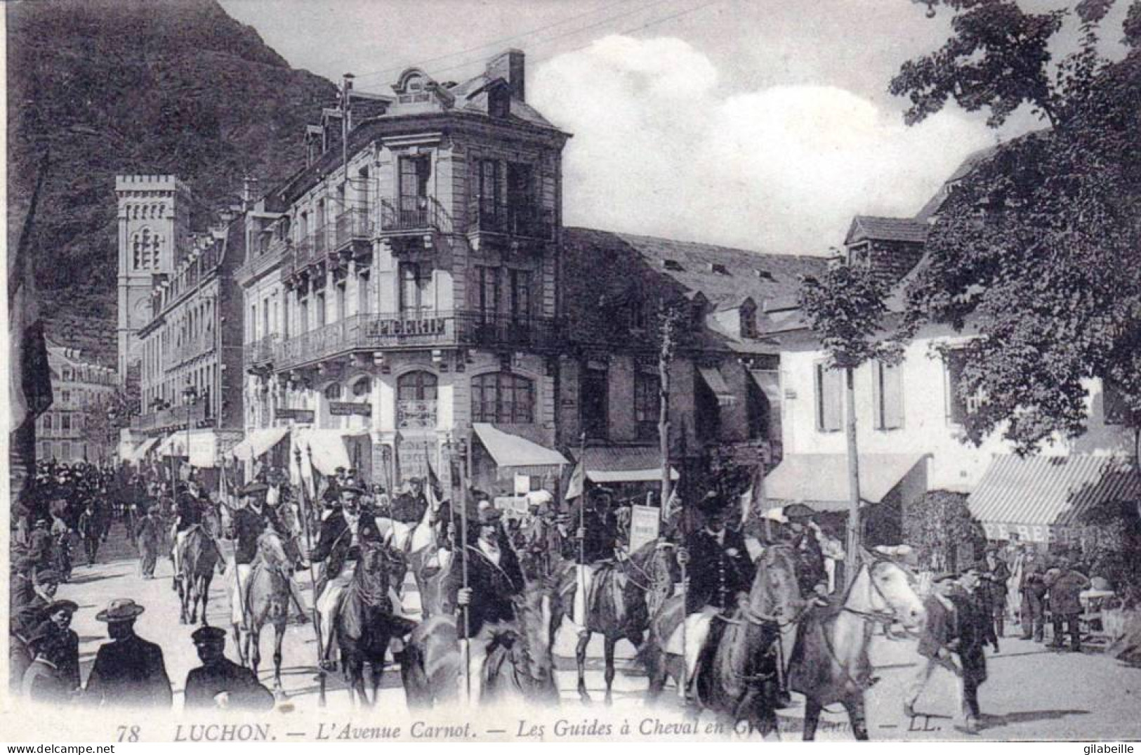 31 - Haute Garonne -  LUCHON -  L'avenue Carnot - Les Guides A Cheval En Grande Tenue - Luchon