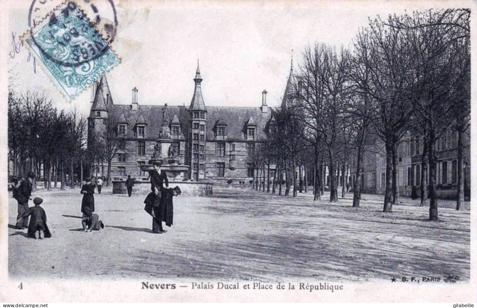 58 - Nievre -    NEVERS  -  Palais Ducal Et Place De La Republique - Nevers