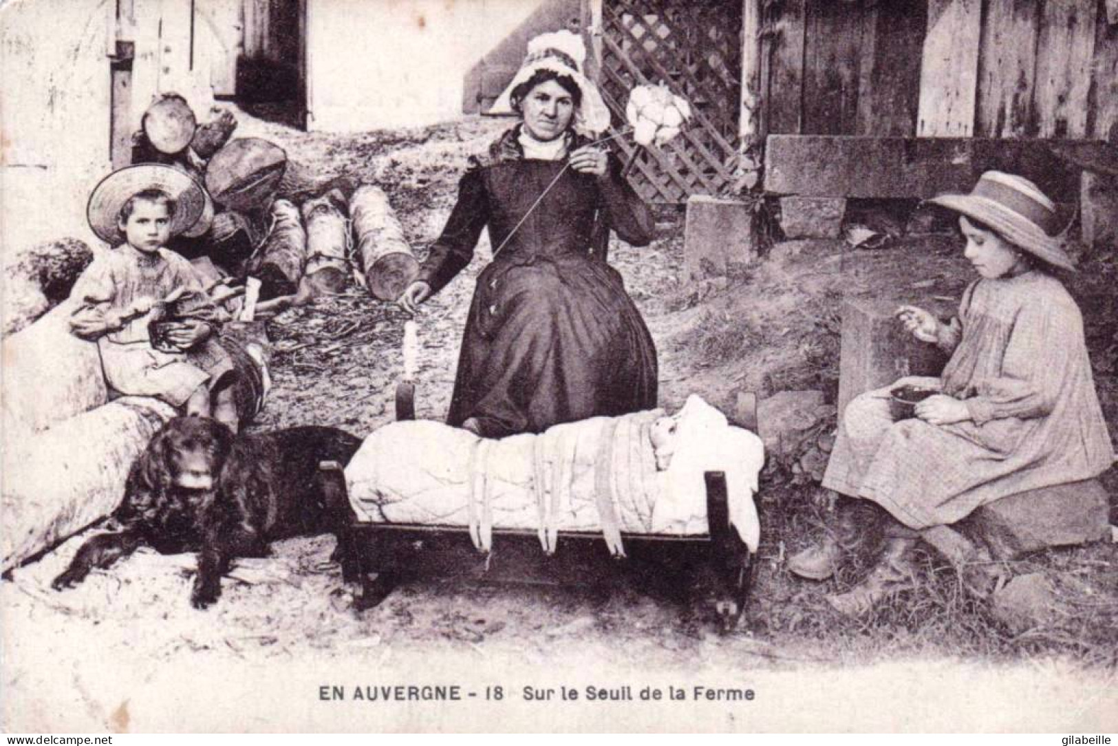 AUVERGNE -   Sur Le Seuil De La Ferme - Auvergne