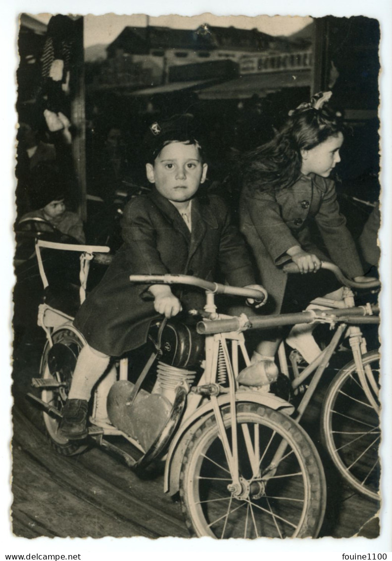 PHOTO Rigide Format 9 X 12,5 Cm MOTO De MANEGE Année 1950 - Gegenstände