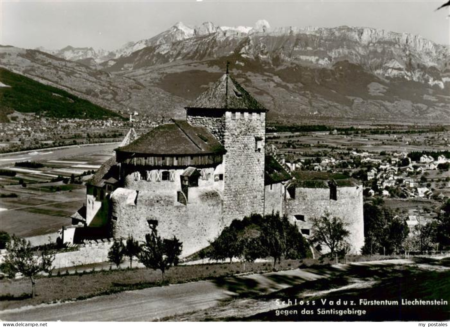 73889366 Vaduz Liechtenstein FL Schloss Vaduz Mit Saentisgebirge  - Liechtenstein