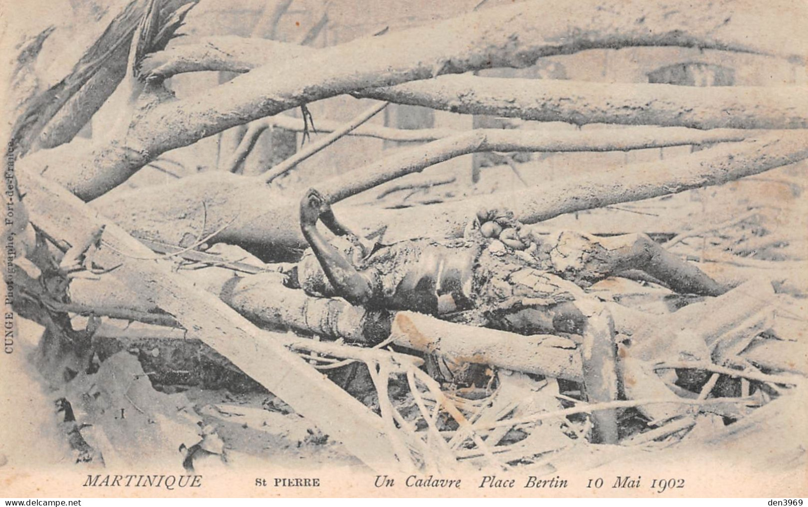 Martinique - SAINT-PIERRE - Un Cadavre Place Bertin Après L'Eruption Volcanique De La Montagne Pelée, 10 Mai 1902 - Other & Unclassified