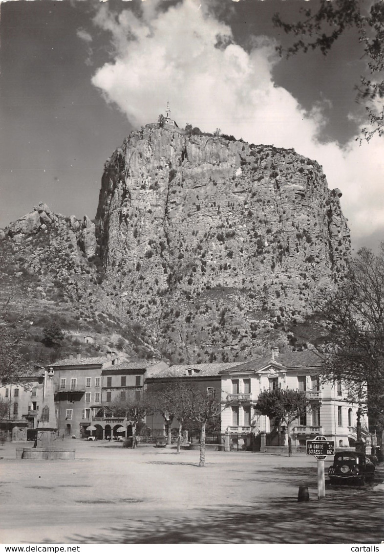 04-CASTELLANE LE ROC ET LA PLACE-N° 4401-C/0325 - Castellane