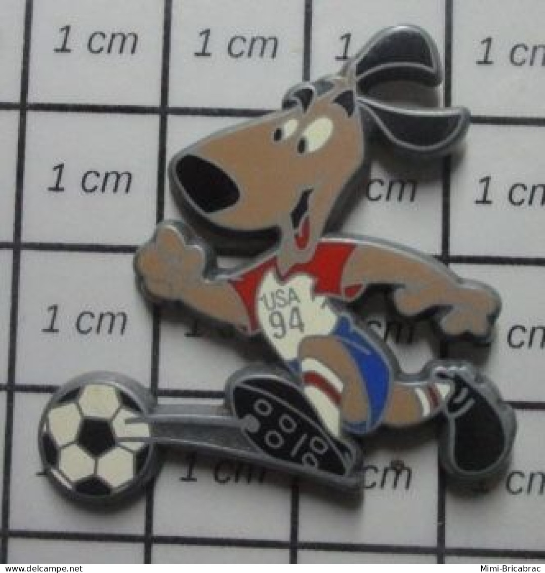 1618c Pin's Pins / Beau Et Rare / SPORTS / FOOTBALL MONDIAL 94 USA MASCOTTE CHIEN - Fussball