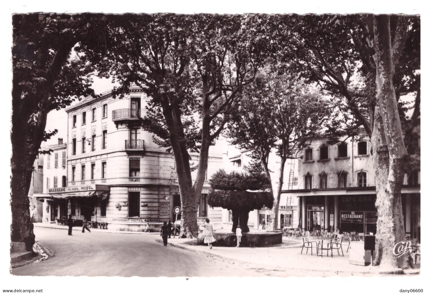 SALON DE PROVENCE Place De La Grande Fontaine  (carte Photo Animée) - Salon De Provence