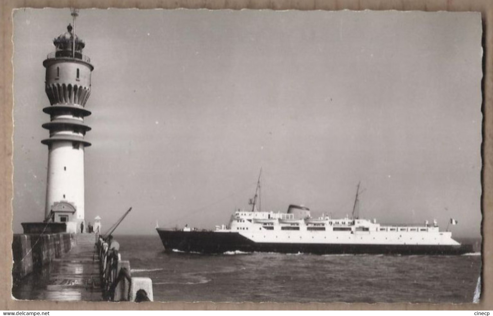 CPSM 59 - DUNKERQUE - " Le Ferry " Quittant Le Port - TB PLAN Bateau Et Phare - Dunkerque