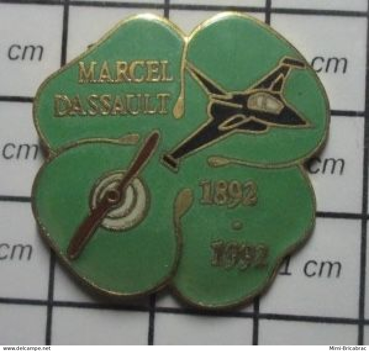 1618c Pin's Pins / Beau Et Rare / AVIONS / TREFLE A 4 FEUILLES MARCEL DASSAULT 1892 1992 Par PREM'S - Aerei