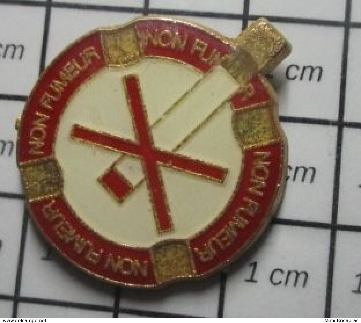 1618c Pin's Pins / Beau Et Rare / AUTRES / CENDRIER  PANNEAU DE SIGNALISATION INTERDICTION DE FUMER - Autres & Non Classés