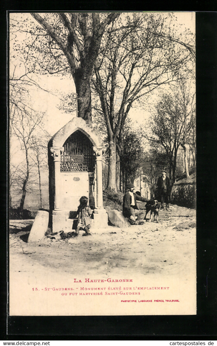 CPA Saint-Gaudens, Le Monument élevé Sur L`emplacement Où Fut Martyrisé Saint-Gaudens, Des Gens Alentour  - Saint Gaudens