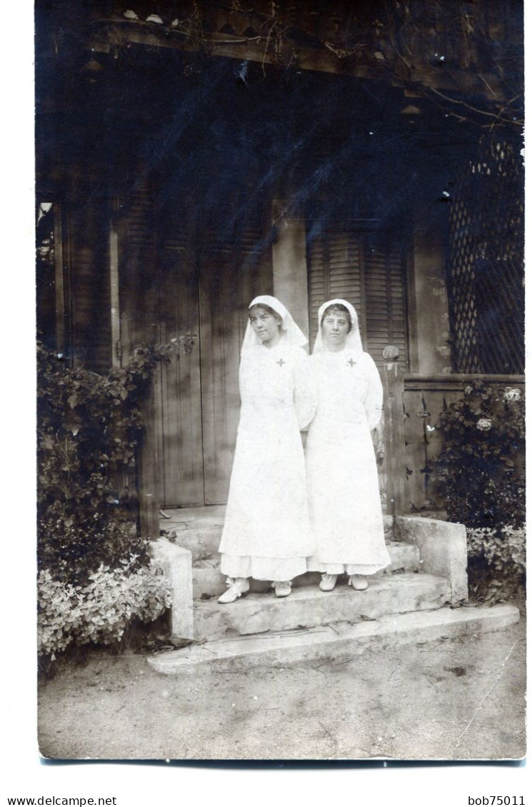 Carte Photo De Deux Femmes élégante ( Des Infirmières ) Posant Devant Leurs Maison - Personas Anónimos