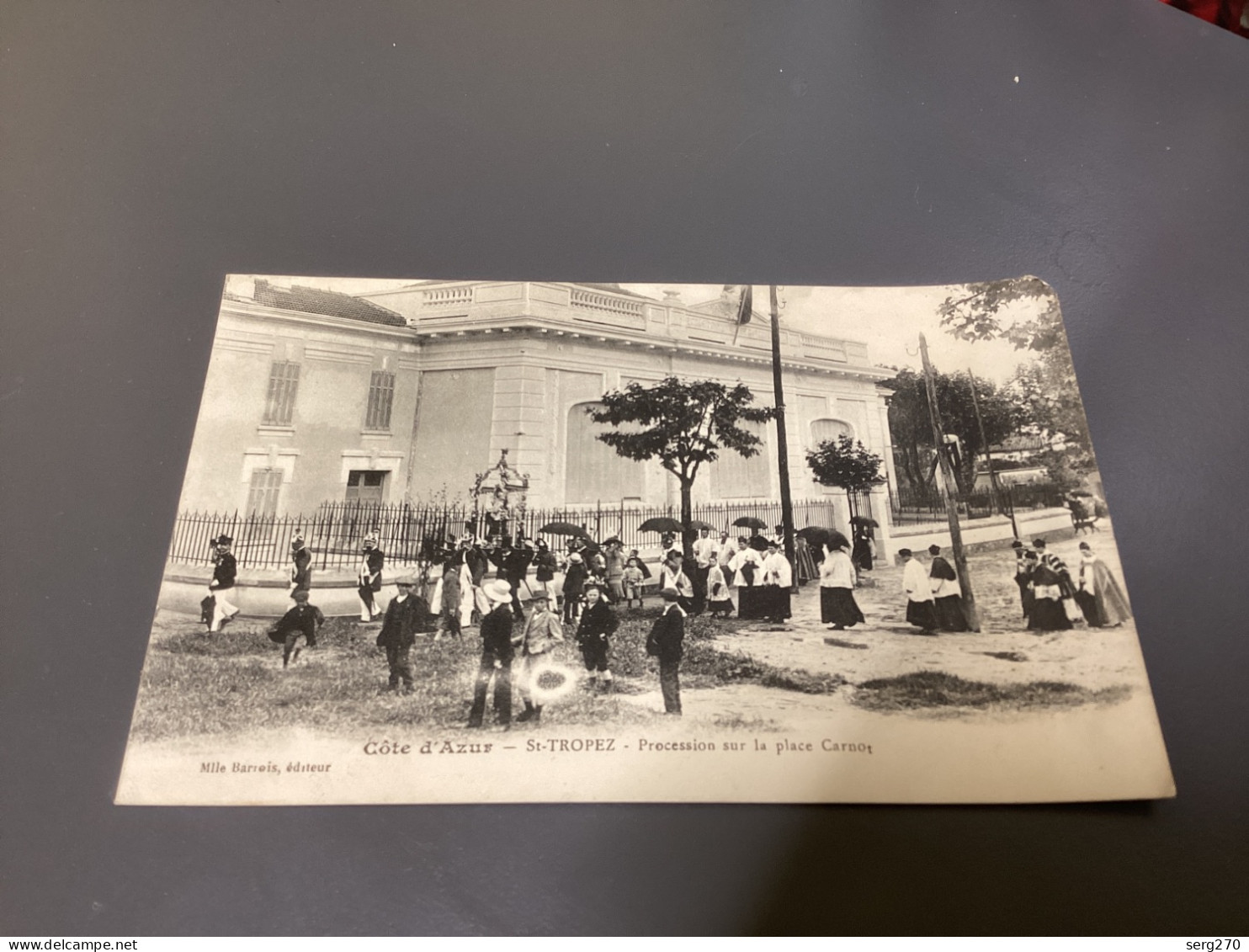 SAINT-TROPEZ: Procession Sur La Place Carnot Carte, Animée Rare. Bon état.a L Abbé Cure De Cogolin - Saint-Tropez