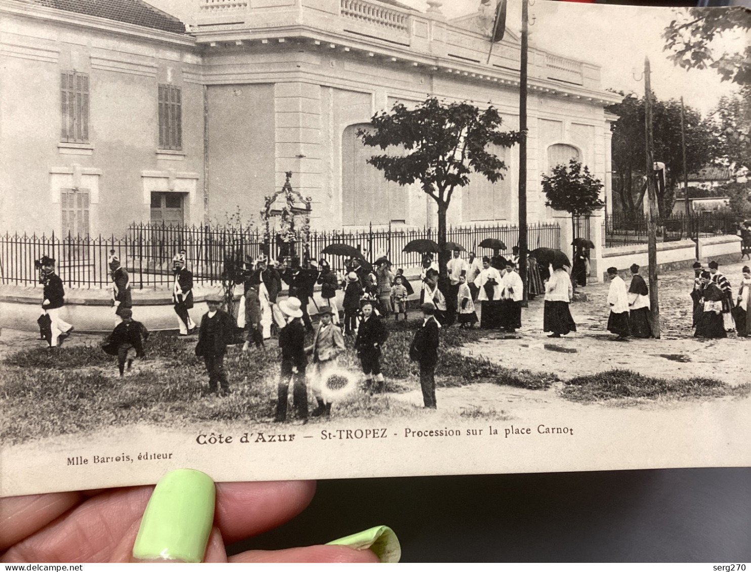 SAINT-TROPEZ: Procession Sur La Place Carnot Carte, Animée Rare. Bon état.a L Abbé Cure De Cogolin - Saint-Tropez