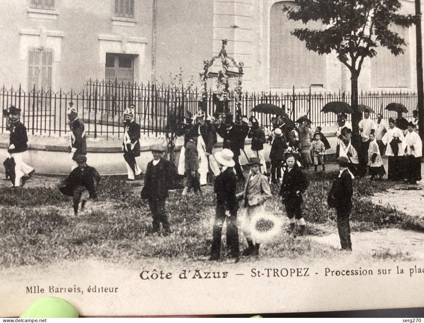 SAINT-TROPEZ: Procession Sur La Place Carnot Carte, Animée Rare. Bon état.a L Abbé Cure De Cogolin - Saint-Tropez