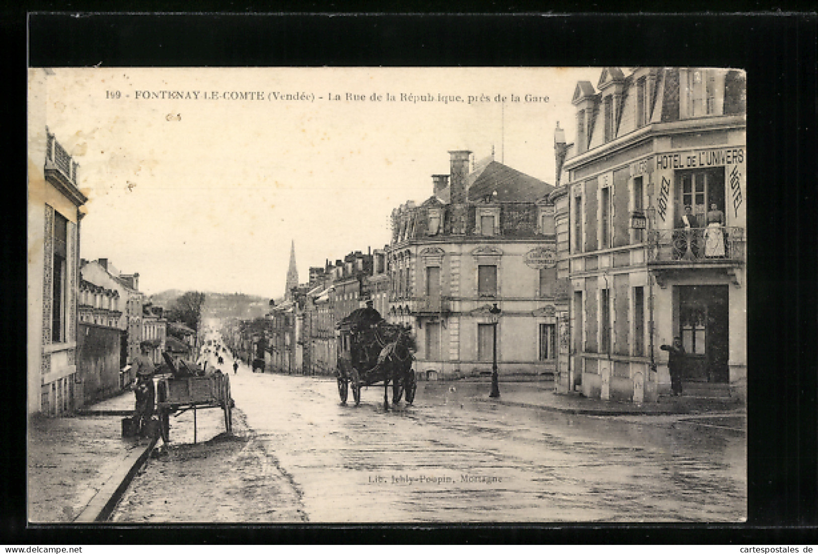 CPA Fontenay-le-Comte, La Rue De La République Prés De La Gare, Vue De La Rue  - Fontenay Le Comte