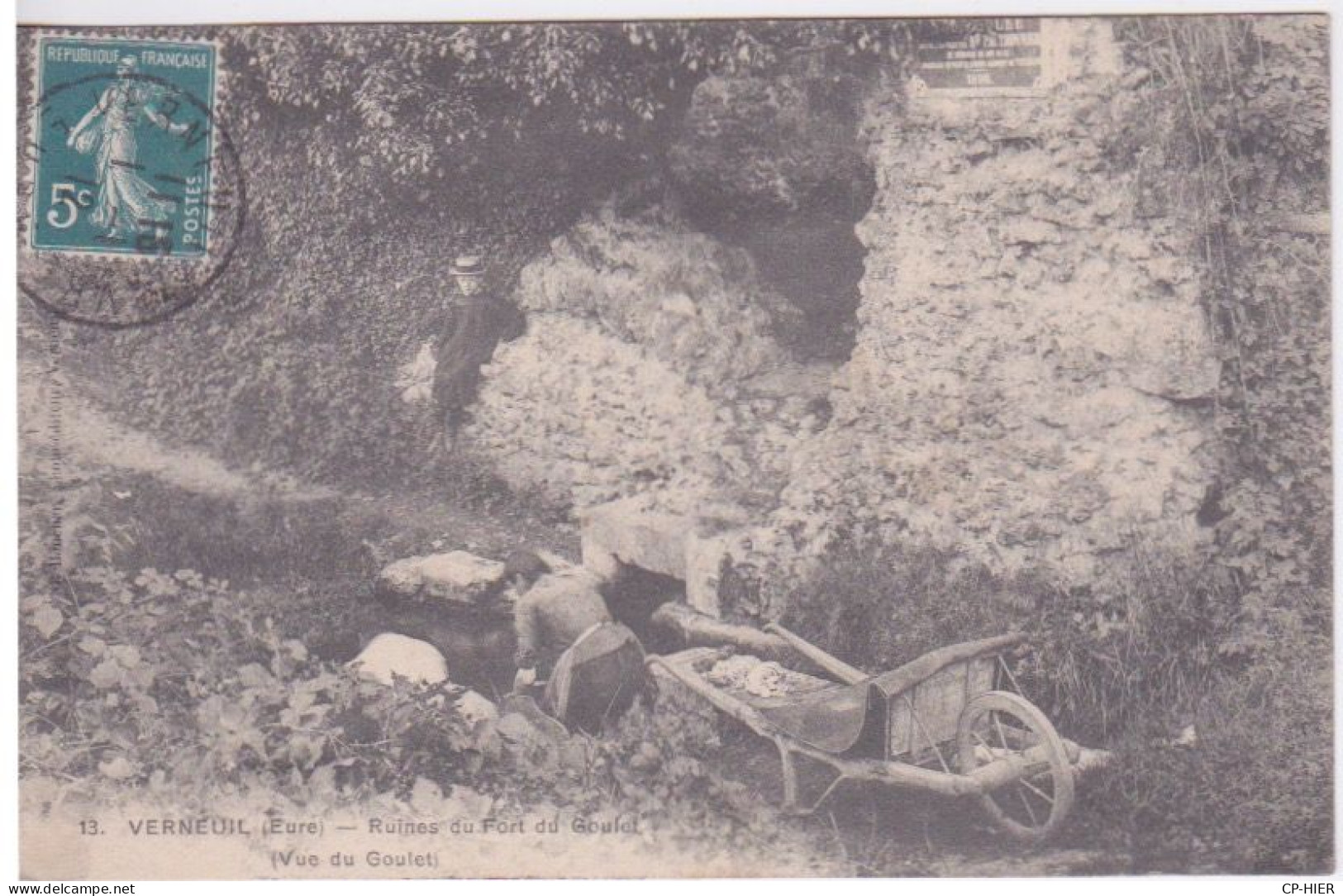 27 - EURE - VERNEUIL SUR AVRE - LAVANDIERE AVEC SA BROUETTE PRES DES RUINES DU FORT DU GOULET - Verneuil-sur-Avre