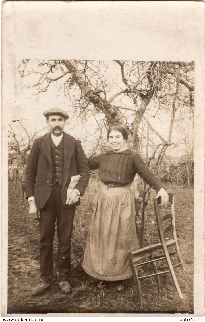 Carte Photo D'un Couple De Paysan Posant Dans Leurs Ferme Vers 1915 - Personas Anónimos