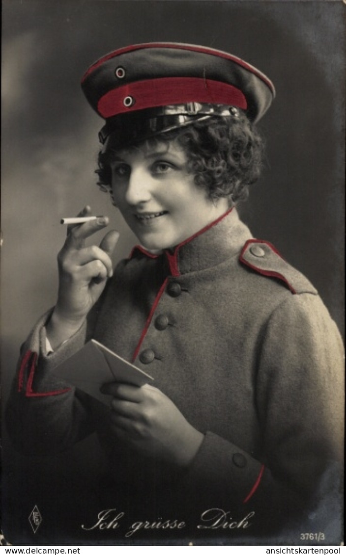 CPA Frau In Uniform Mit Zigarette, Portrait - Altri & Non Classificati