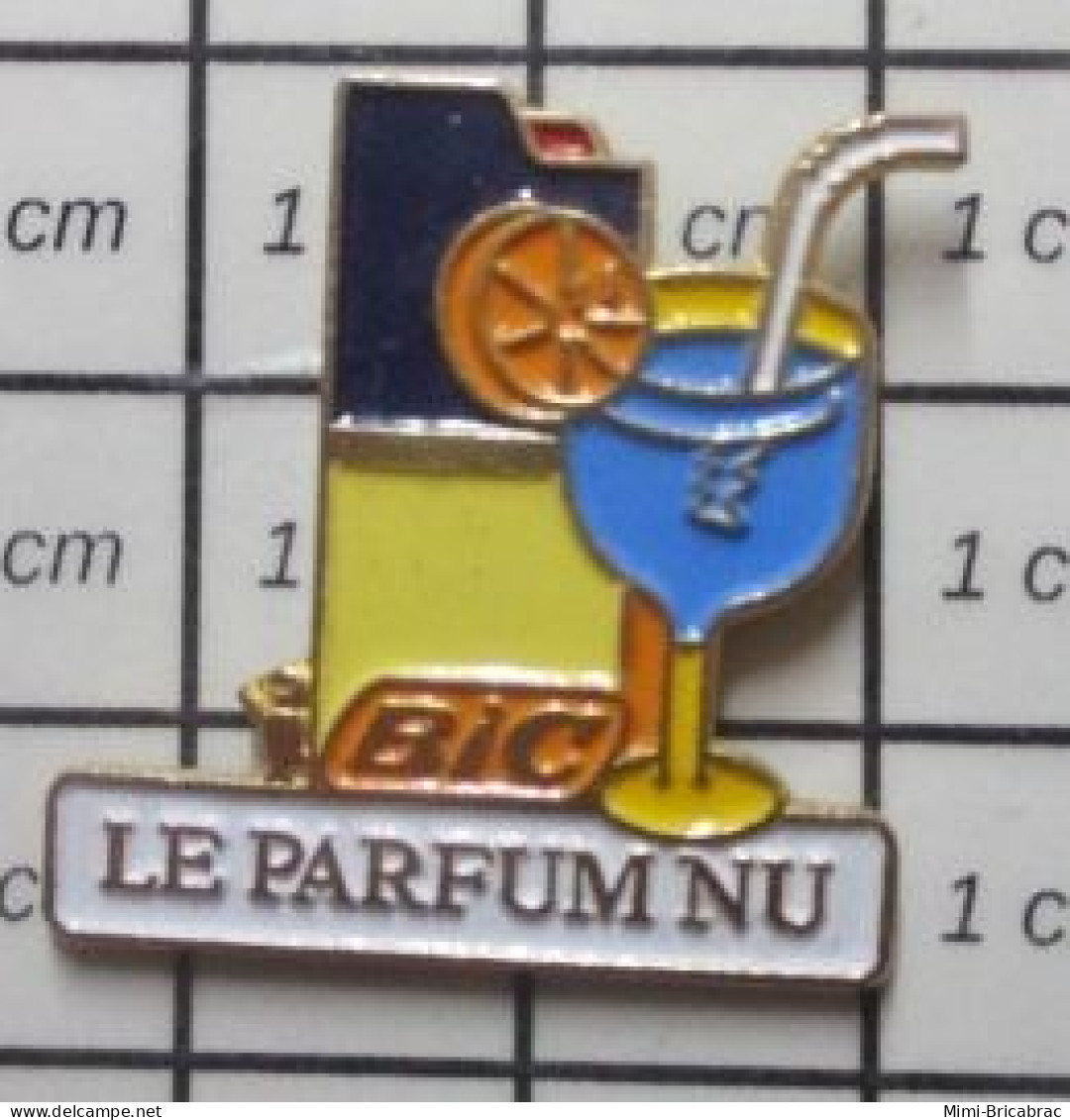 1618c Pin's Pins / Beau Et Rare /  PARFUMS / BRIQUET COCKTAIL. BLEU BIC LE PARFUM NU - Parfums