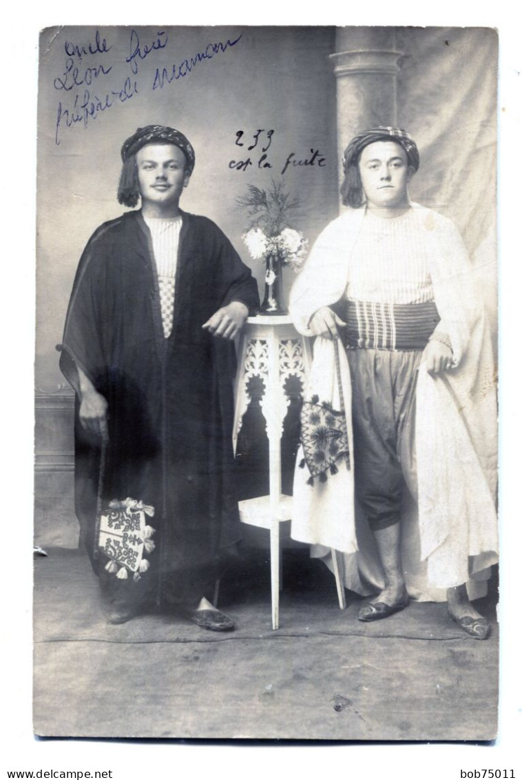 Carte Photo De Deux Hommes élégant Habillée En Tenue Arabe Posant Dans Un Studio Photo En 1914 - Personas Anónimos