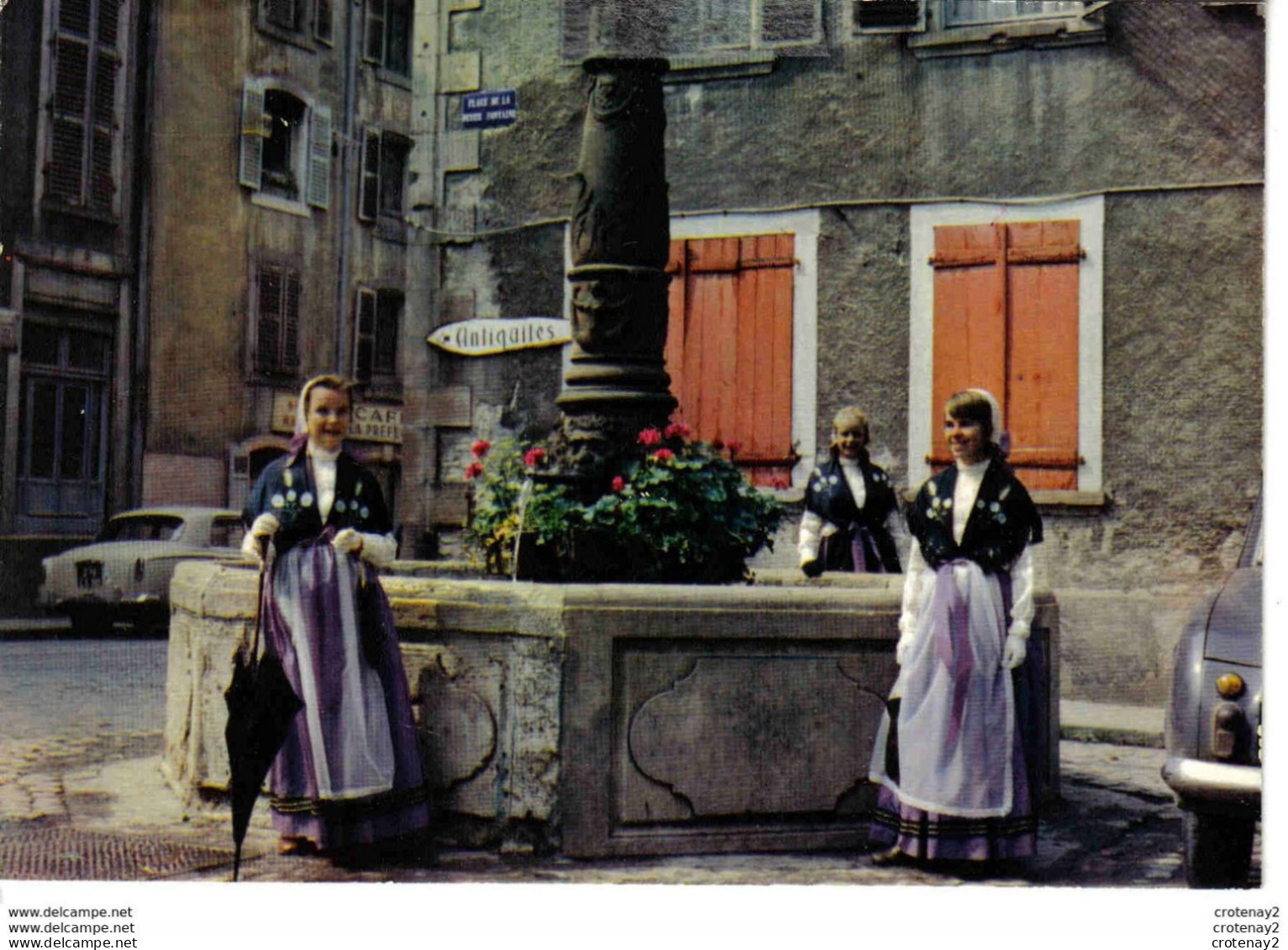 90 BELFORT N°1171 Place De La Petite Fontaine Folklore Costumes Gervaise ROBERT Parapluie Peugeot 403 Dauphine Café - Belfort - Stadt