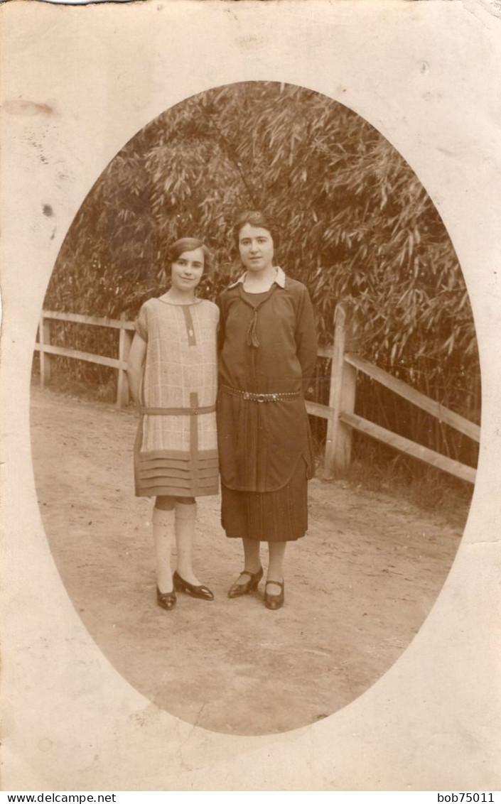 Carte Photo De Deux Jeune Fille élégante Posant Sur Une Route De Campagne Vers 1920 - Personas Anónimos