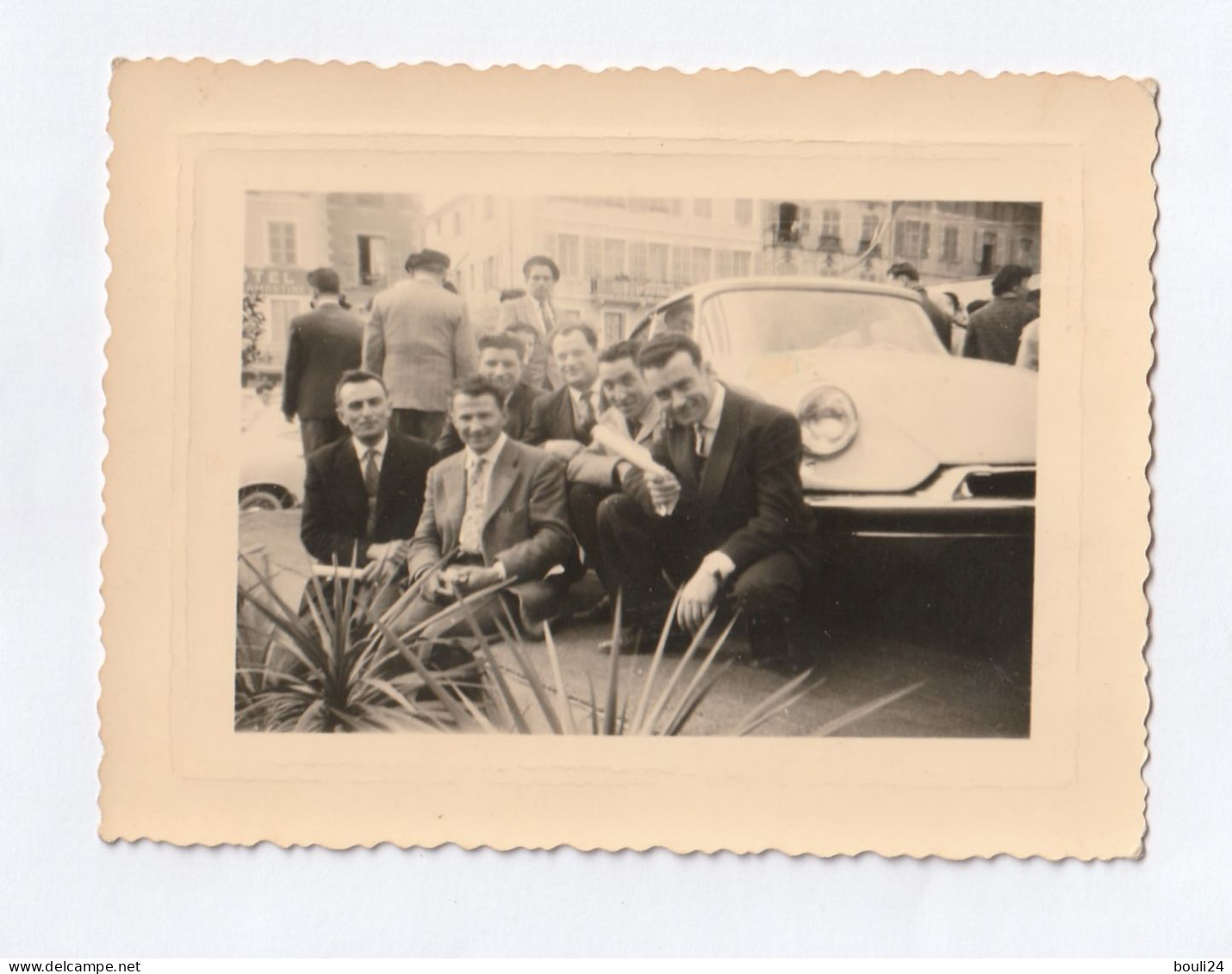 PHOTO  10 X 8  GROUPES HOMMES ACCROUPIS DEVANT UNE VOITURE CITROEN  DS - Otros & Sin Clasificación