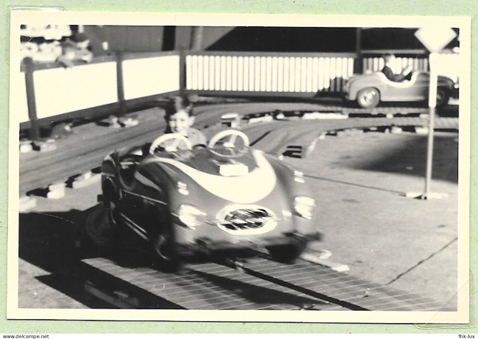 PHOTO ORIGINALE 5,8 X 8,8 -  MANEGE GARCON DANS VOITURE  - FETE FORAINE - Personas Anónimos