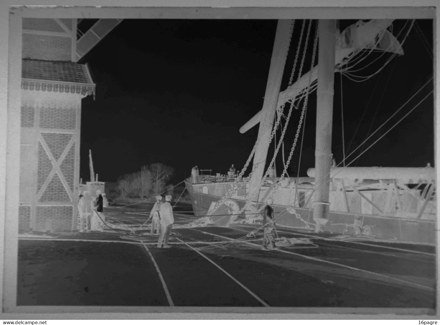 LOT DE CINQ PLAQUES DE VERRE, MONTAGE DU GRÉEMENT DU NAVIRE TROIS MÂTS, SAINTE-ANNE, PORT DE NANTES, LOIRE-ATLANTIQUE - Glass Slides