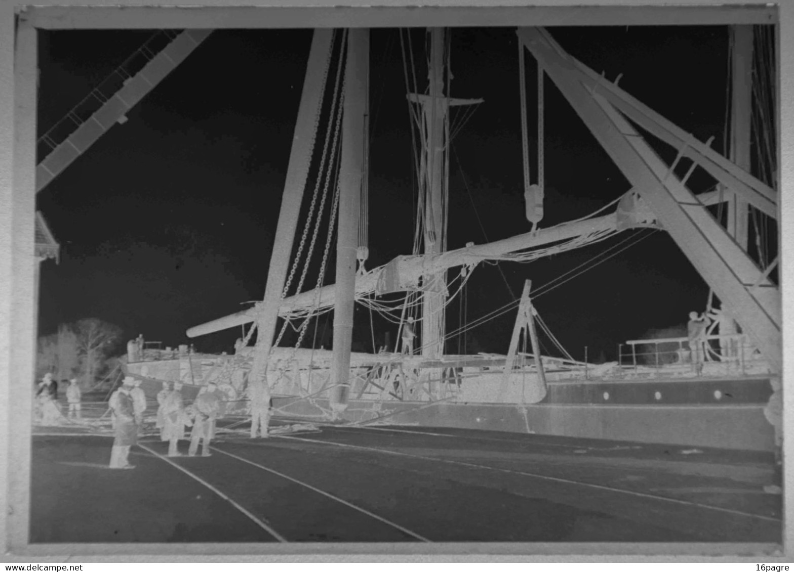 LOT DE CINQ PLAQUES DE VERRE, MONTAGE DU GRÉEMENT DU NAVIRE TROIS MÂTS, SAINTE-ANNE, PORT DE NANTES, LOIRE-ATLANTIQUE - Glass Slides