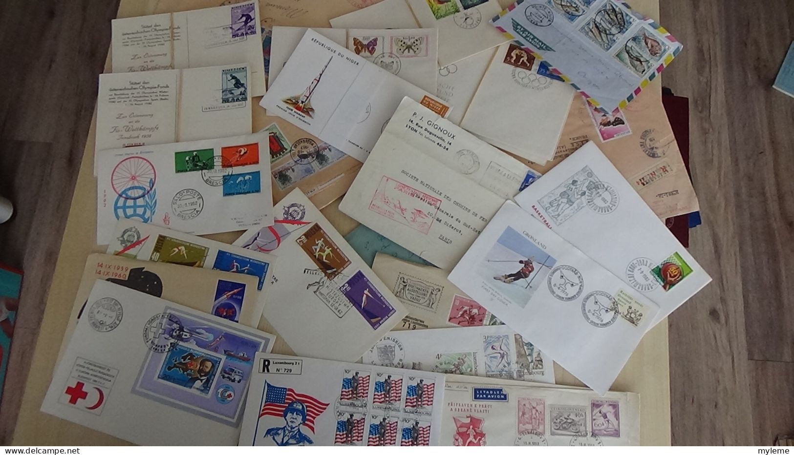 BC001 Carton  10 kg d'enveloppes et courriers de divers pays dont liaisons, cosmos(toutes les photos ne sont pas prises)