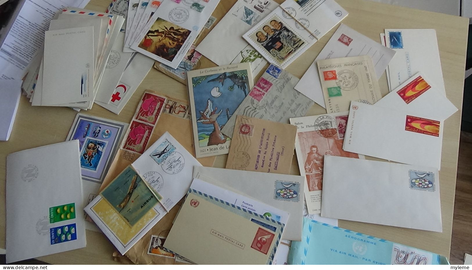 BC001 Carton  10 kg d'enveloppes et courriers de divers pays dont liaisons, cosmos(toutes les photos ne sont pas prises)
