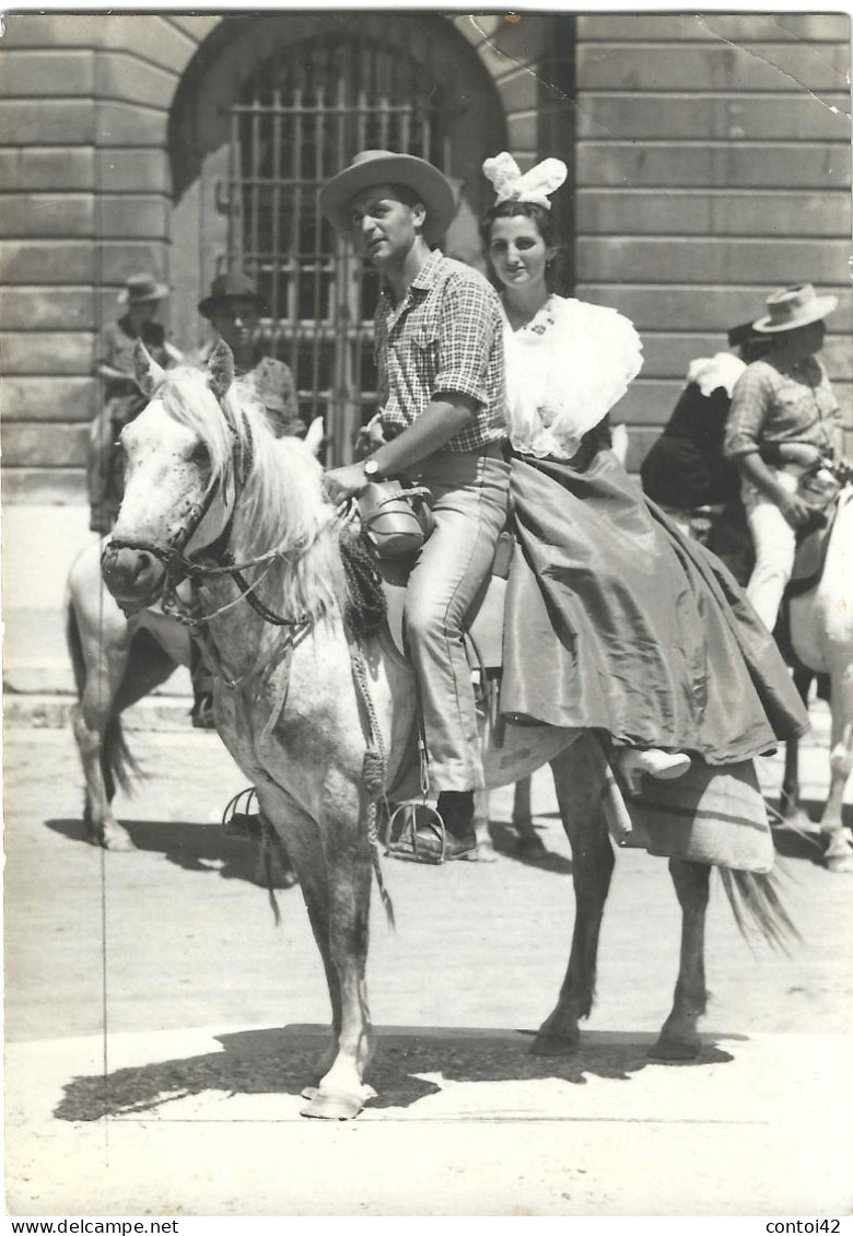 13 ARLES PHOTO GEORGE CARTE-PHOTO MARYSE ORGEAS REINE GARDIANS ARLESIENNES CAMARGUE FOLKLORE COSTUME PROVENCAL - Arles