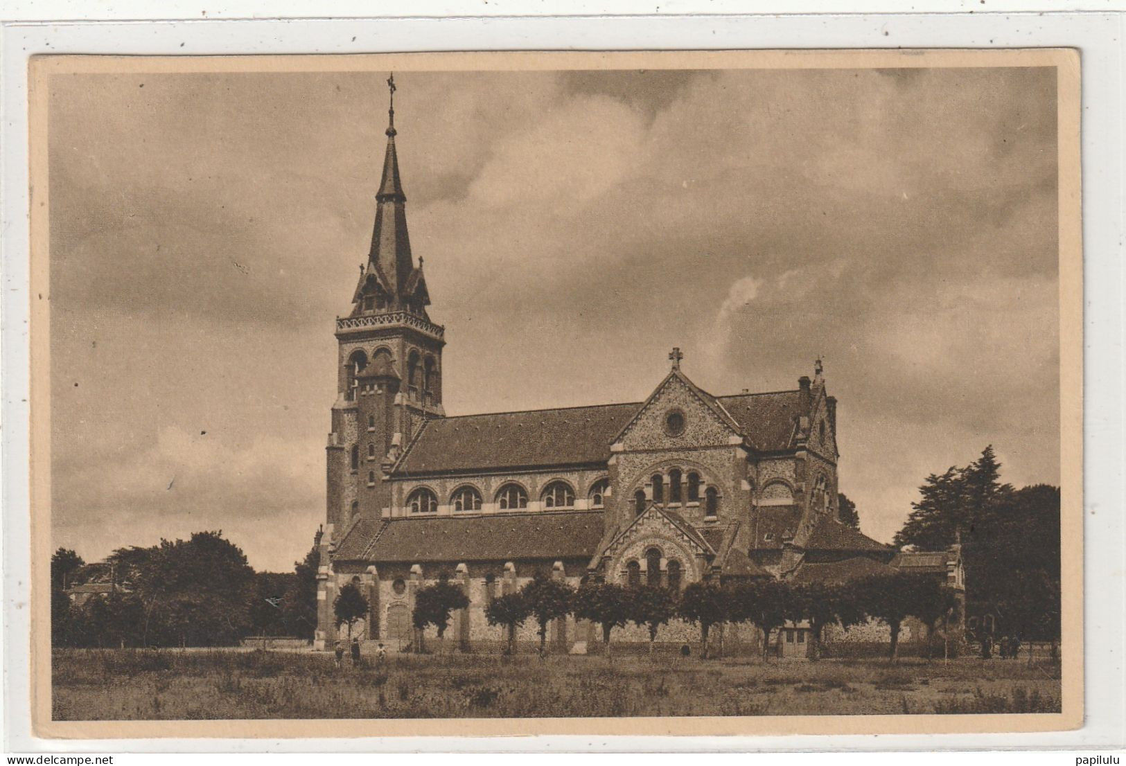 49 DEPT 27 : édit. Yvon N° 208 : Evreux L'église De Navarre - Evreux