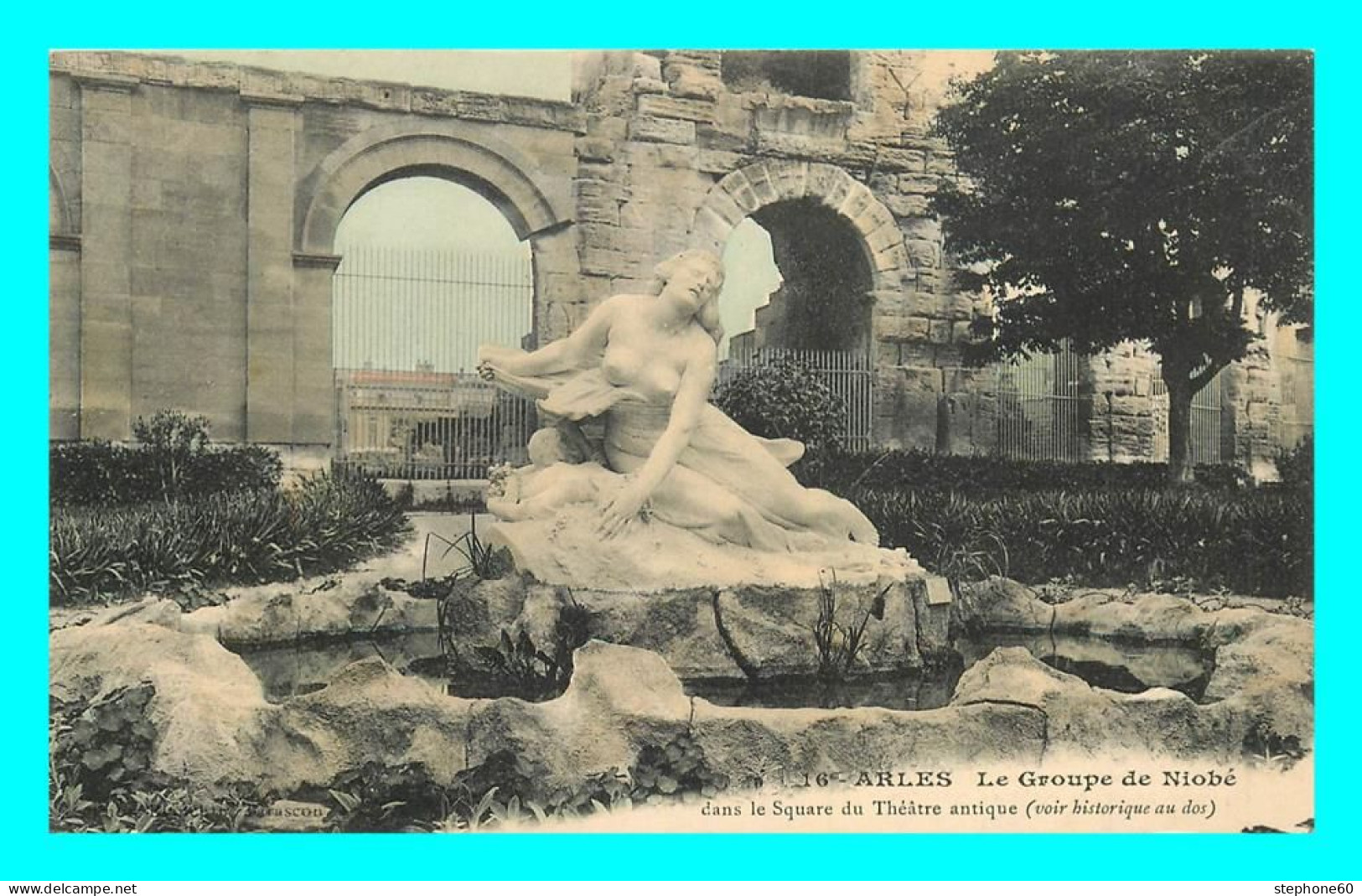 A803 / 083 13 - ARLES Groupe De Niobé Dans Le Square Du Théatre - Arles