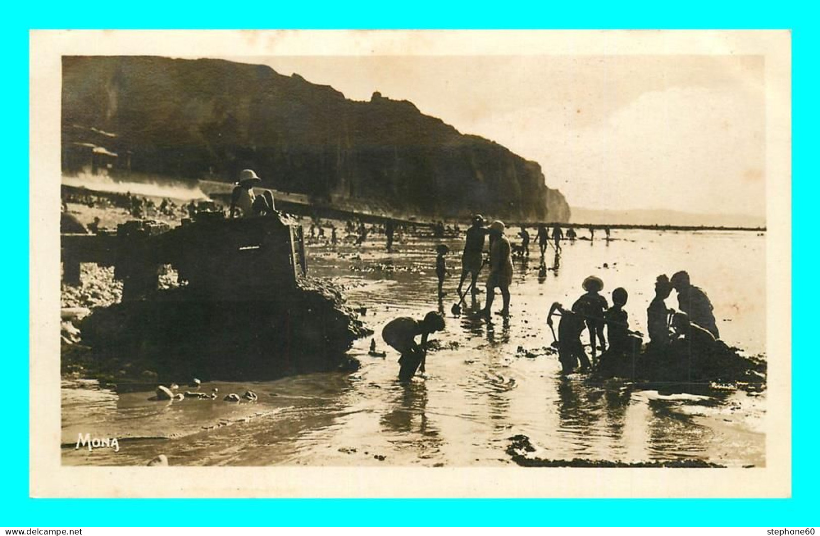 A810 / 237 76 - DIEPPE Enfants Jouant Sur Le Sable - Dieppe