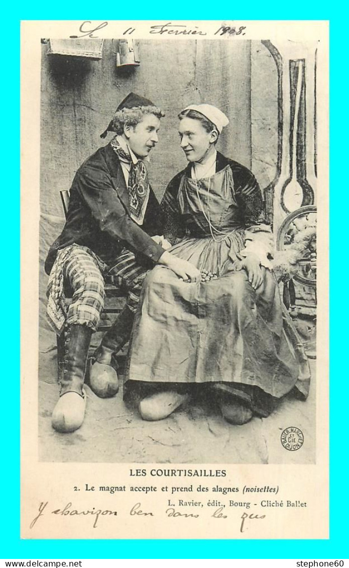 A817 / 585 COUPLE LES COURTISAILLES N°2 Folklore - Couples