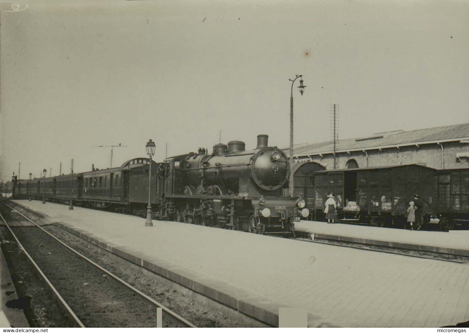 Reproduction - Locomotive En Gare à Identifier - Eisenbahnen