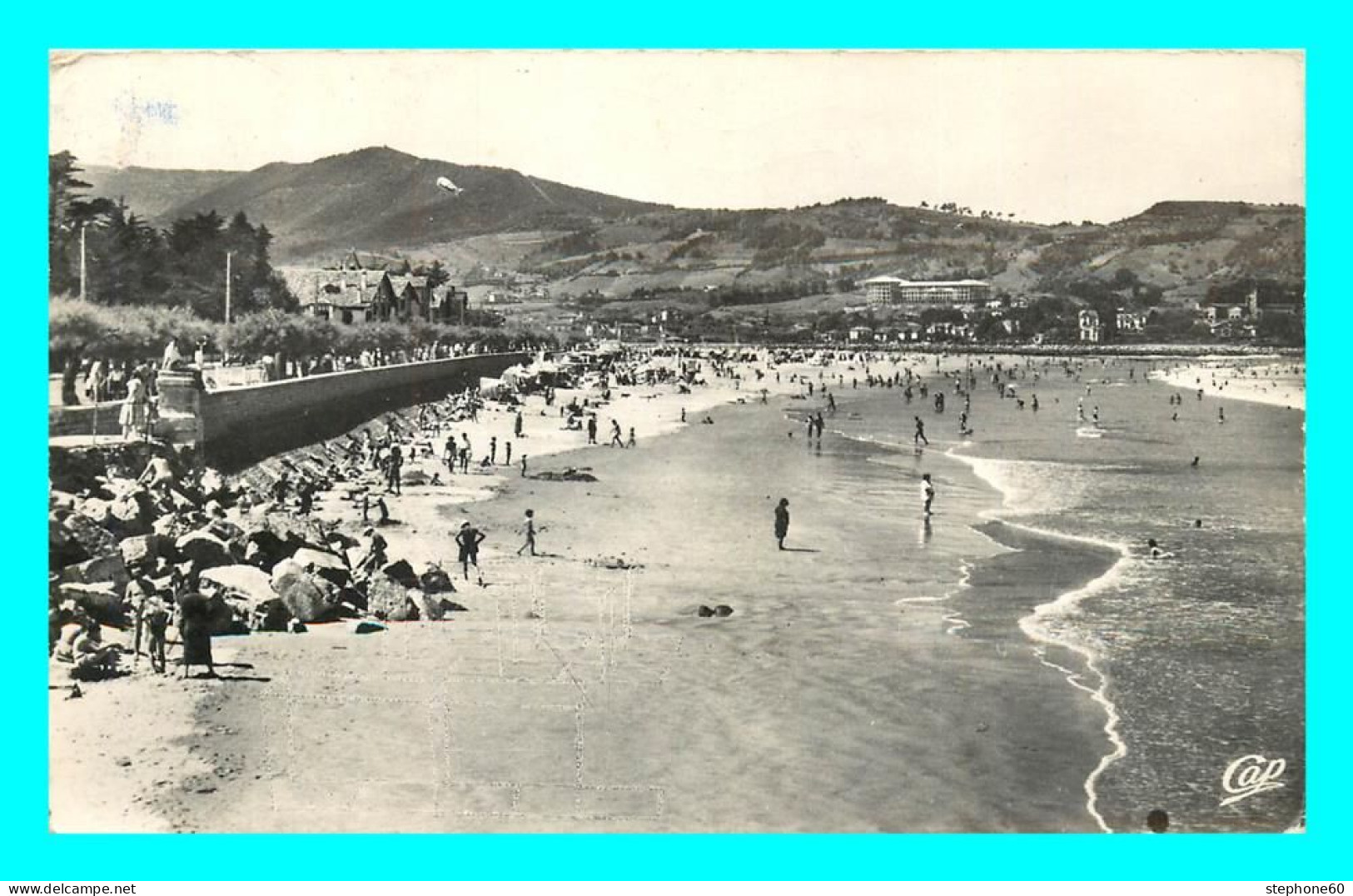 A825 / 103 64 - HENDAYE Plage Dans Le Fond L'Espagne - Hendaye