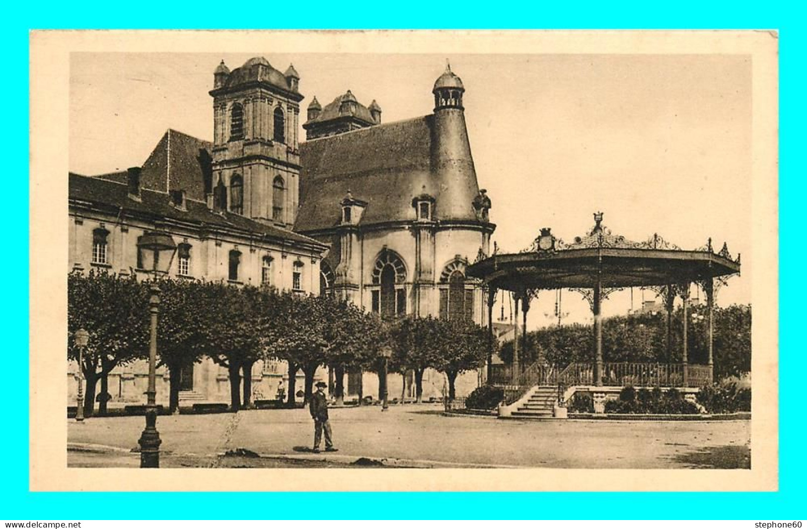 A825 / 015 55 - SAINT MIHIEL Place Des Moines Et Le Kiosque - Saint Mihiel